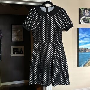 Super cute! Has POCKETS. Some stretch. Back zip. Size 12/14. Worn couple times.